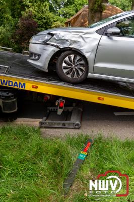 Materiële schade Eperweg N309 na ongeval bakwagen met afslaande auto naar Schouwenburg 't Harde. - © NWVFoto.nl